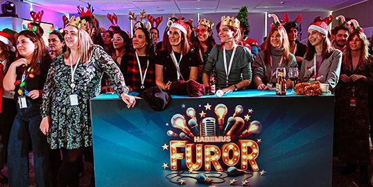 La emoción sube al escenario: equipos, risas y una competición que une. En Habemus Furor, cada reto despierta el talento y la creatividad del grupo.