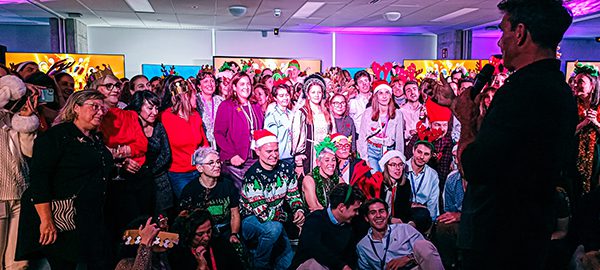 ¡La energía se dispara! Un auditorio entregado y Alonso Caparrós al frente, marcando el ritmo de una experiencia Furor Team Building donde el trabajo en equipo se convierte en pura diversión.