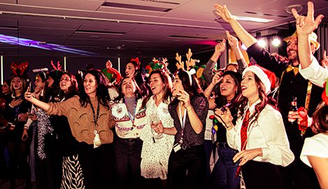 Diversión sin límites, creatividad y buen rollo. En cada evento Furor, la energía se multiplica y el equipo se convierte en una auténtica banda de estrellas.