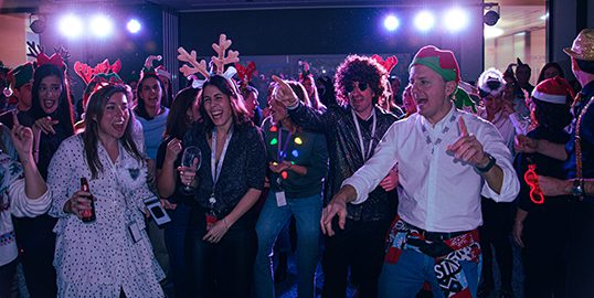 Un evento lleno de espíritu navideño, compañerismo y risas compartidas. En Furor Team Building, transformamos cada encuentro en una experiencia inolvidable de equipo y diversión.
