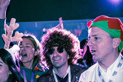 Voces al unísono, sonrisas imparables y ritmo a tope. Así vivimos el auténtico espíritu Furor: conectar, disfrutar y celebrar juntos el poder del equipo.